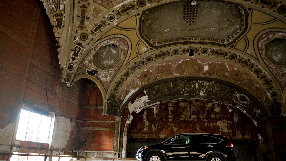 Früher Filmtheater, heute Parkhaus: das Michigan Theatre in Detroit