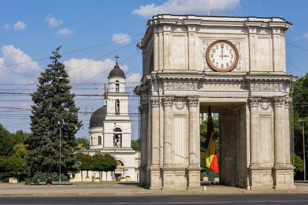 This is also Chisinau: The triumphal arch with the cathedral in the background