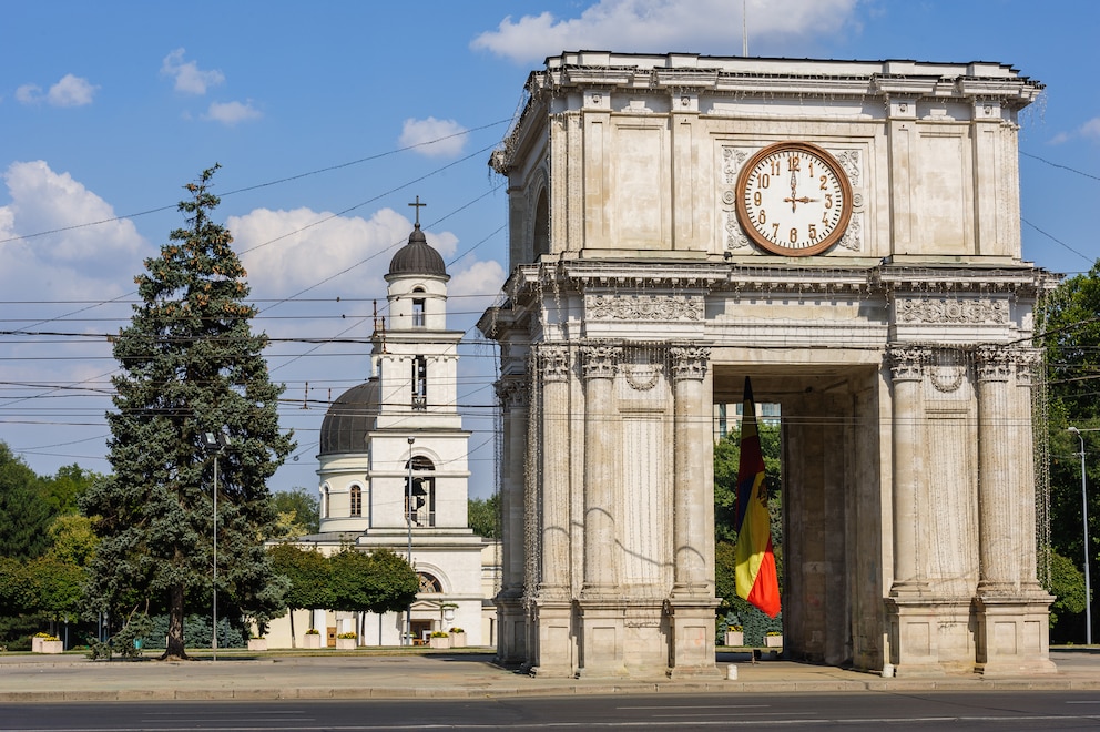 Auch das ist Chisinau: Der Triumphbogen mit der Kathedrale im Hintergrund