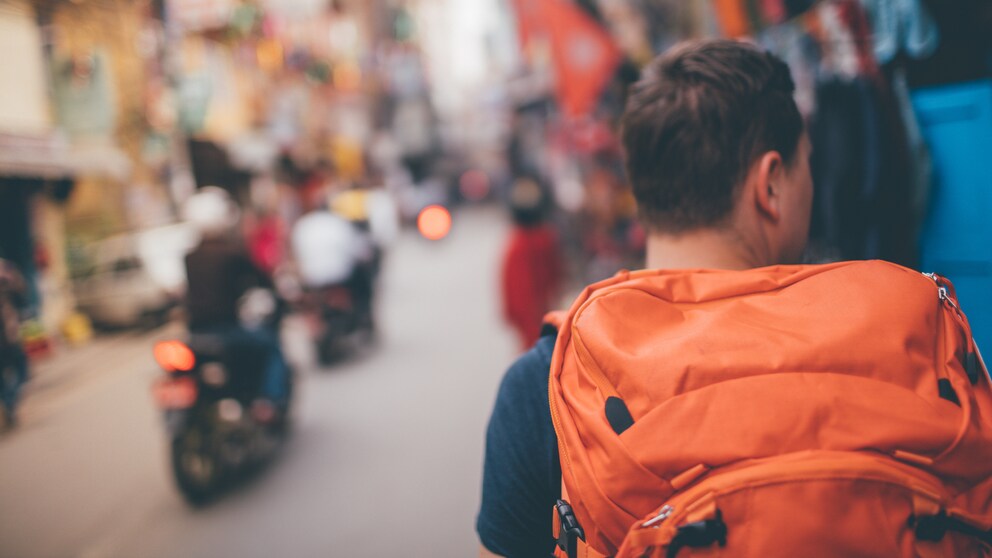 Backpacker im Straßenverkehr