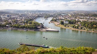 Blick von der Festung Ehrenbreitstein über Koblenz mit dem Deutschen Eck, wo Rhein und Mosel zusammenfließen