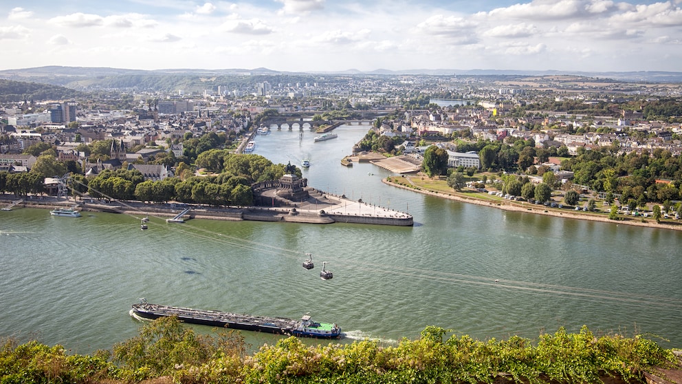 Blick von der Festung Ehrenbreitstein über Koblenz mit dem Deutschen Eck, wo Rhein und Mosel zusammenfließen