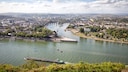 Blick von der Festung Ehrenbreitstein über Koblenz mit dem Deutschen Eck, wo Rhein und Mosel zusammenfließen