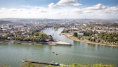 Blick von der Festung Ehrenbreitstein über Koblenz mit dem Deutschen Eck, wo Rhein und Mosel zusammenfließen