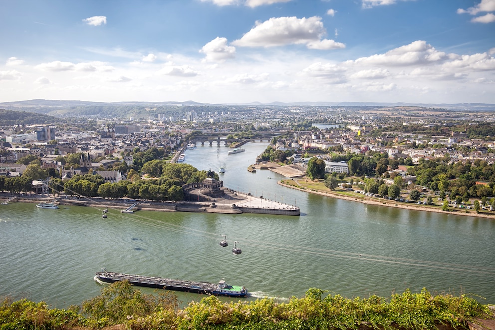 Blick von der Festung Ehrenbreitstein über Koblenz mit dem Deutschen Eck, wo Rhein und Mosel zusammenfließen