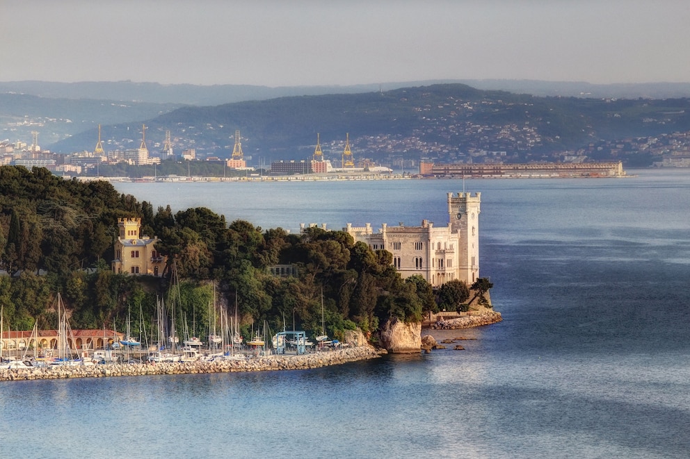 Schloss Miramare, Castello di Miramare, in der Bucht von Grignano, Triest, Italien, Europa