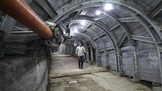 Ein Arbeiter auf dem über 2000 Jahre alten Weg, der zum Jerusalemer Tempel führte