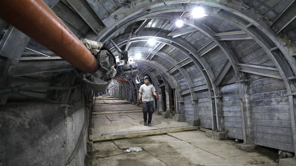 Ein Arbeiter auf dem über 2000 Jahre alten Weg, der zum Jerusalemer Tempel führte