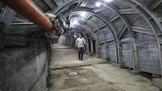 Ein Arbeiter auf dem über 2000 Jahre alten Weg, der zum Jerusalemer Tempel führte