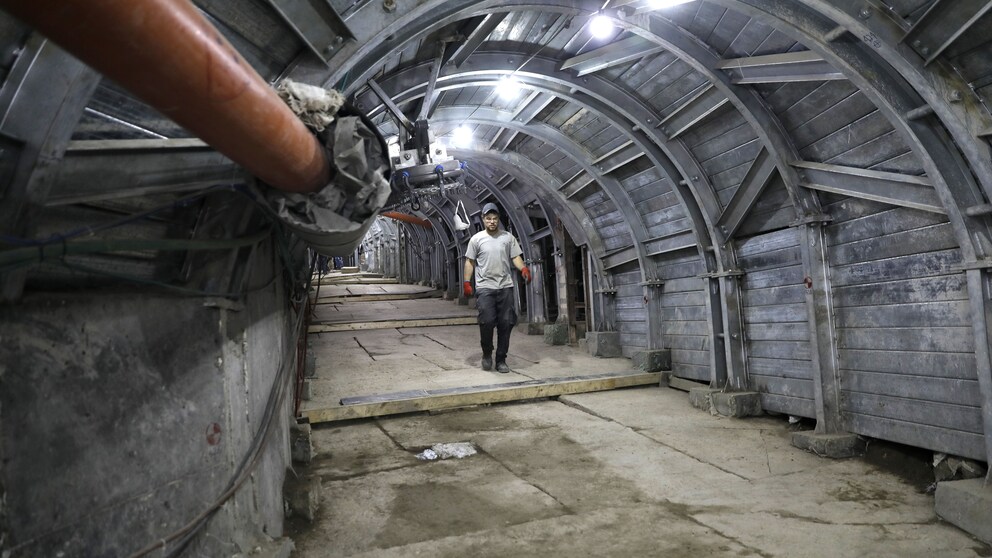 Ein Arbeiter auf dem über 2000 Jahre alten Weg, der zum Jerusalemer Tempel führte