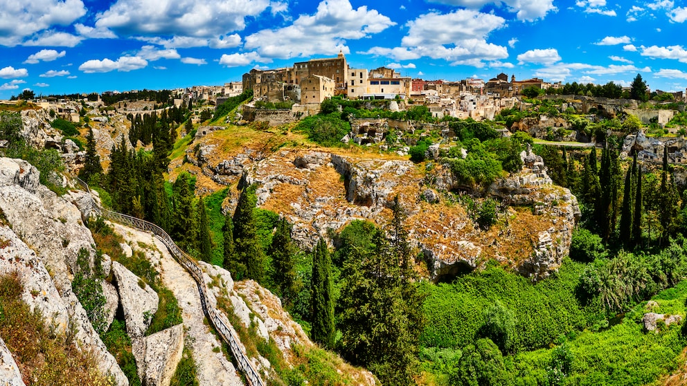 Gravina in Puglia ist eine Stadt in Süditalien, die am Rande einer Schlucht erbaut wurde