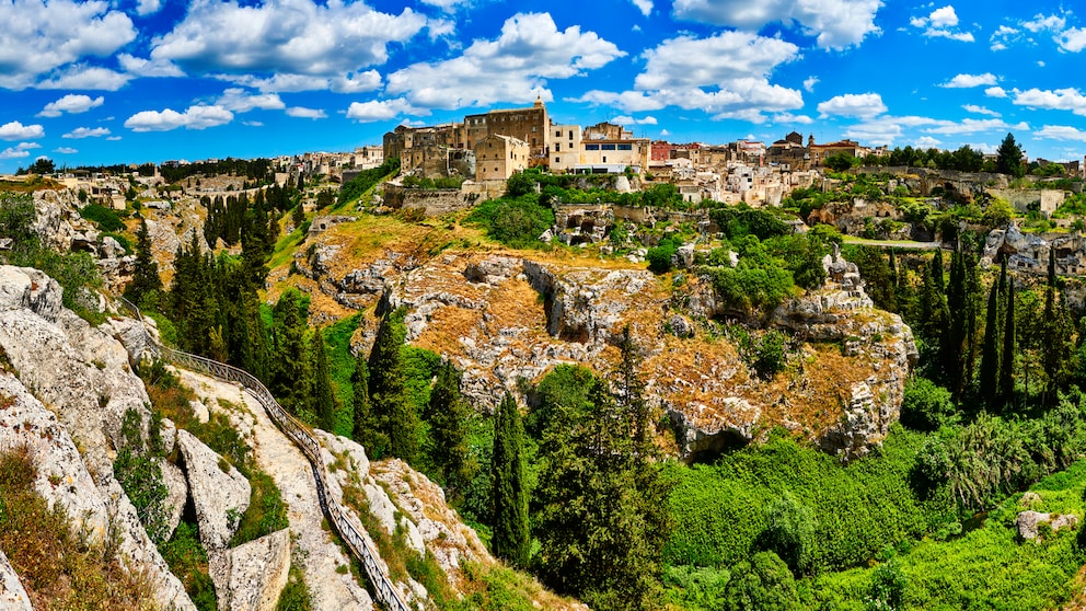 Gravina in Puglia ist eine Stadt in Süditalien, die am Rande einer Schlucht erbaut wurde