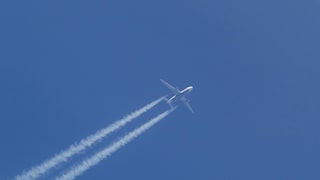 Flugzeug am Himmel