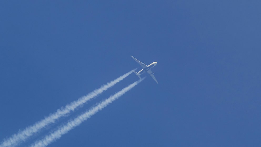 Flugzeug am Himmel