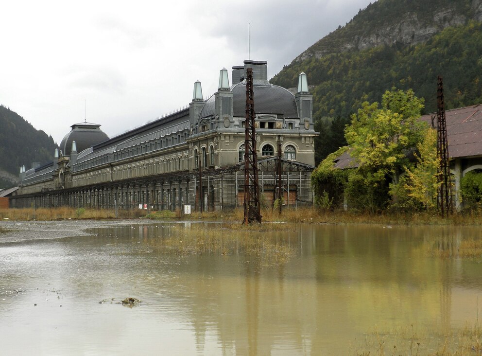 Canfranc in der Seitenansicht