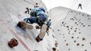 Ein Junge klettert auf der Außenwand eines Getreidesilos. Die Silo-Climbing Anlage in Burg auf Fehmarn ist mit ihrer 40 Meter Route Europas höchste Top-Rope-gesicherte Kletteranlage.