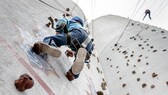 Ein Junge klettert auf der Außenwand eines Getreidesilos. Die Silo-Climbing Anlage in Burg auf Fehmarn ist mit ihrer 40 Meter Route Europas höchste Top-Rope-gesicherte Kletteranlage. 