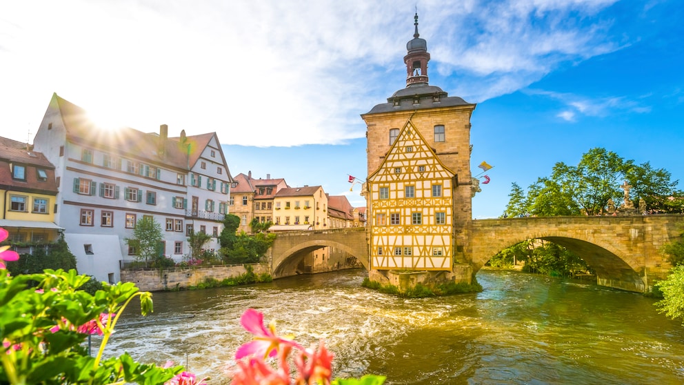 Das alte Brückenrathaus in Bamberg ist Teil der historischen Altstadt