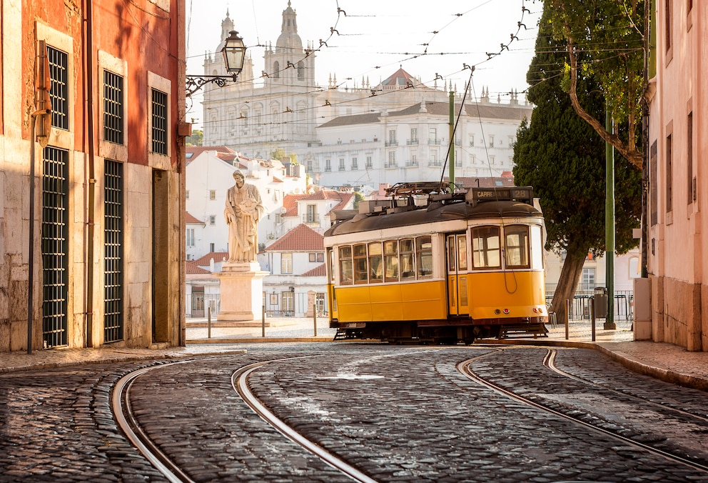 Bis zu 70 Jahre alt sind die „Elétricos“ genannten Straßenbahnen in Lissabon. Der gelbe Waggon der Linie 28 durchquert einmal die gesamte Stadt – die perfekte Stadtrundfahrt. Foto: Getty Images