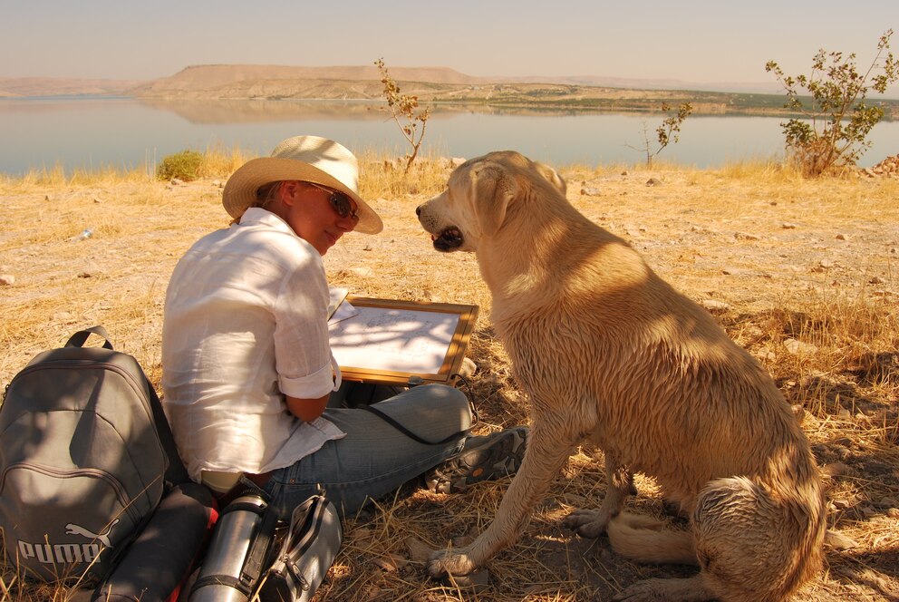 Ein Hund bei Ausgrabungen