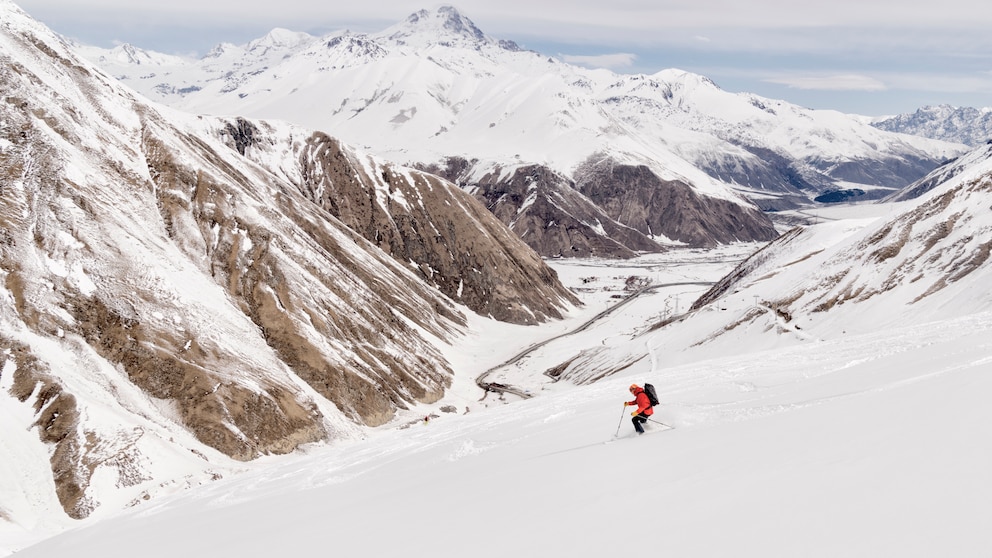 Downhill im Skigebiet Gudauri in Georgien – hier ist es längst noch nicht so überfüllt wie auf vielen Pisten in den Alpen 