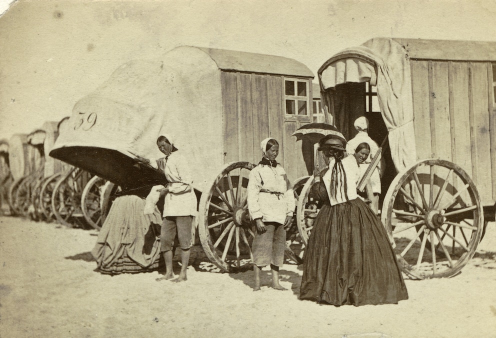  Badekarren am Strand von Norderney. Deutschland. Carte-de-visite Photographie von Herzog. Bremen. 1865.&nbsp;Foto: dpa picture alliance