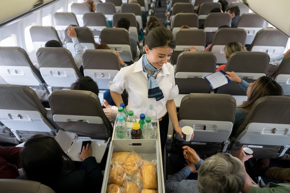 Flugbegleiterin verteilt Essen