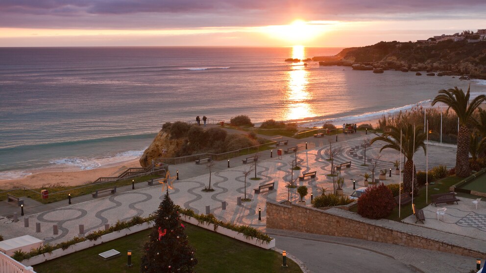 Blick auf einen Strand mit Sonnenuntergang