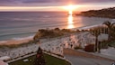 Blick auf einen Strand mit Sonnenuntergang