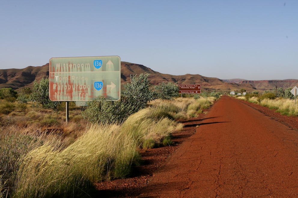 Ein Schild weist nach Wittenoom in Australien