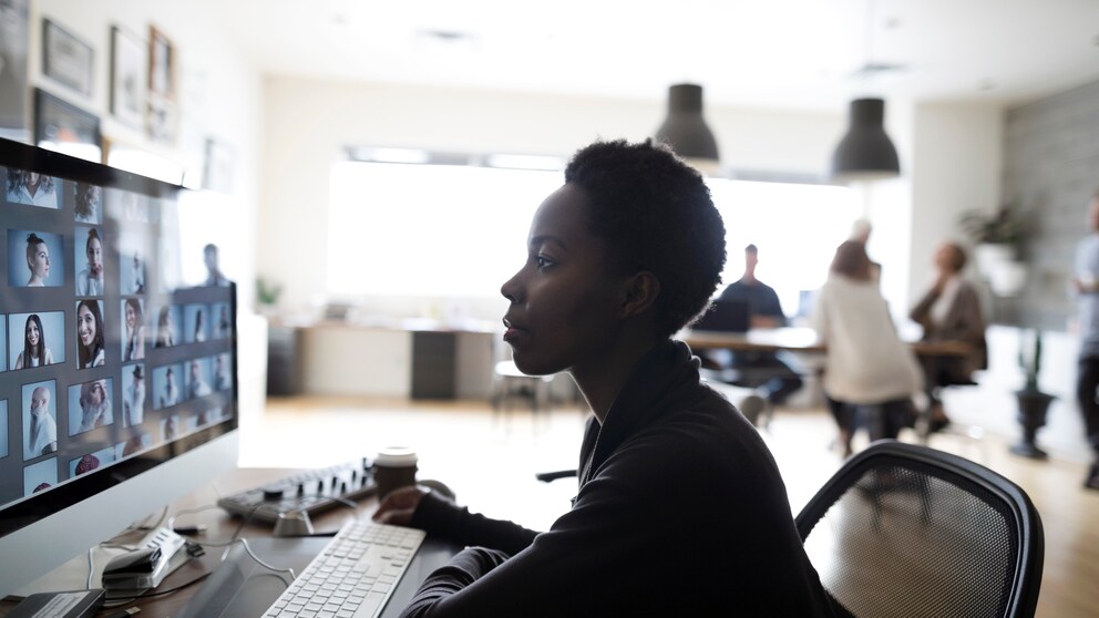 Fotoredakteurin vor dem Computer