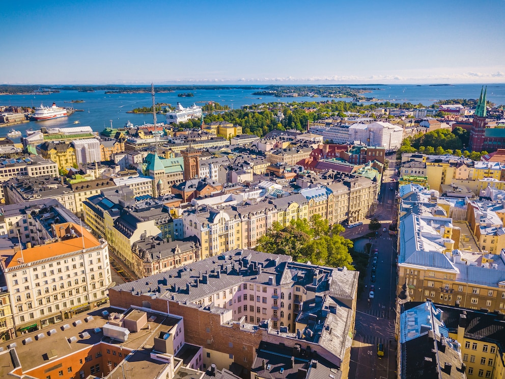  Helsinki ist von Deutschland aus schnell zu erreichen. Die Einwohner Finnlands gelten übrigens als die glücklichsten der Welt.