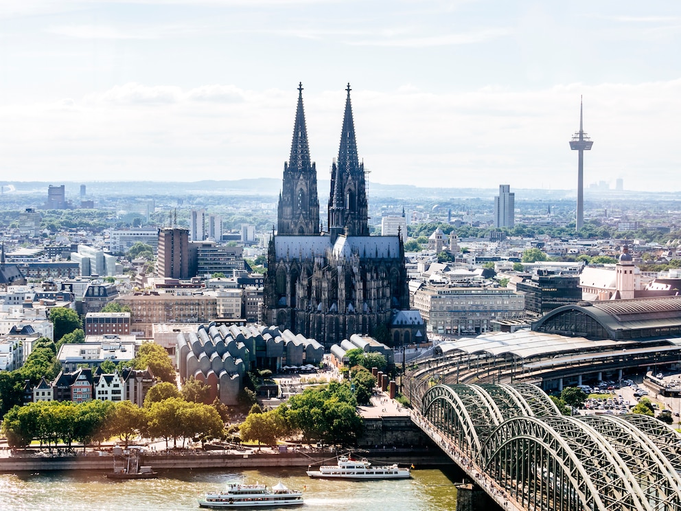 Blick auf die Skyline von Köln mit dem Dom und der Hohenzollernbrücke