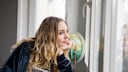 Frau schaut aus dem Fenster