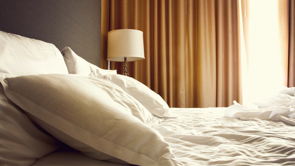Ein Hotelbett