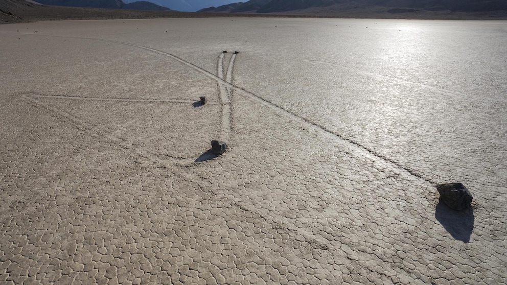 Wandernde Steine im Death Valley in Kalifornien
