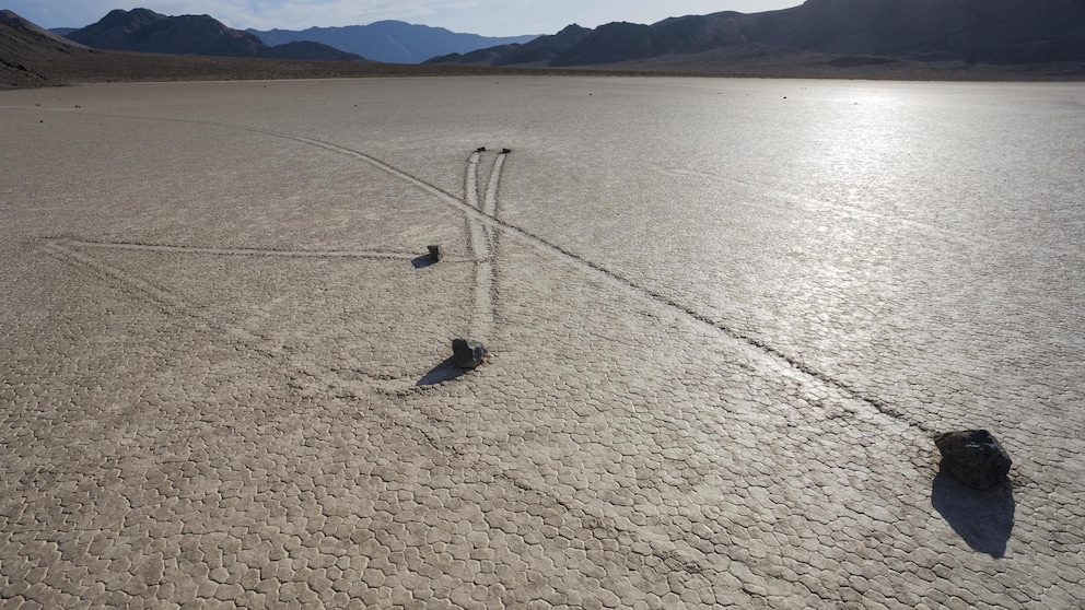 Wandernde Steine im Death Valley in Kalifornien