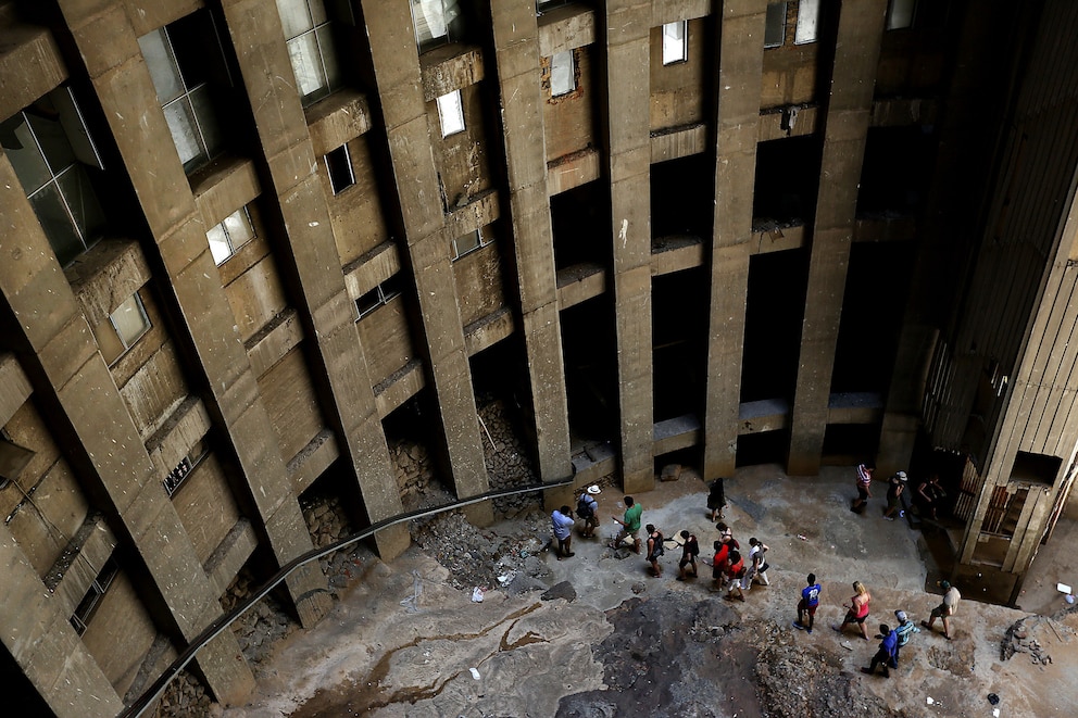 Hier besucht eine Gruppe Touristen den Ponte Tower