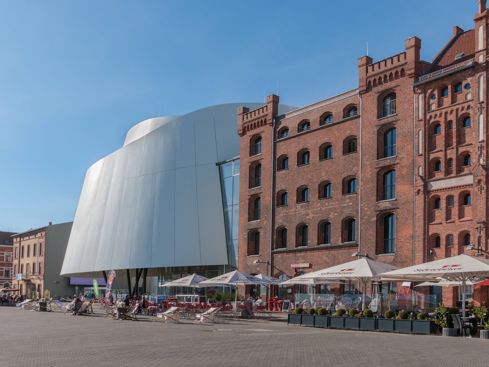 Das futuristische Ozeaneum zwischen den alten Hafengebäuden in Backsteinbauweise