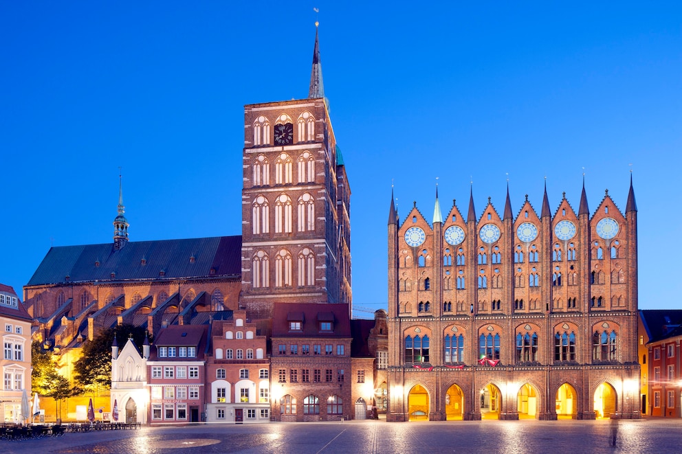 Das Stralsunder Rathaus neben der St.-Nikolai-Kirche