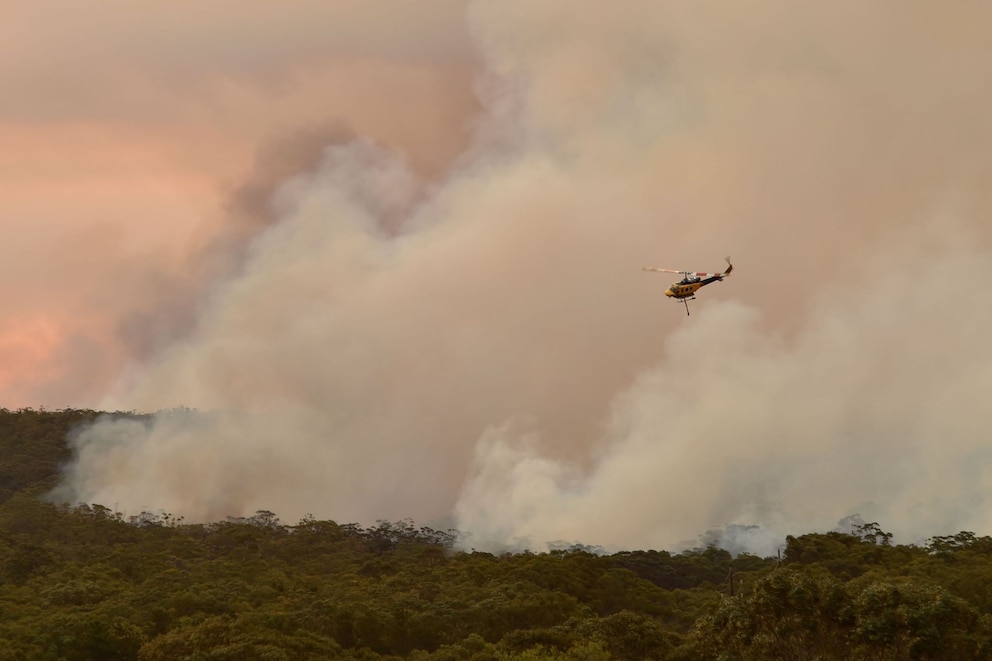 Helikopter kämpft gegen die Feuer in Australien