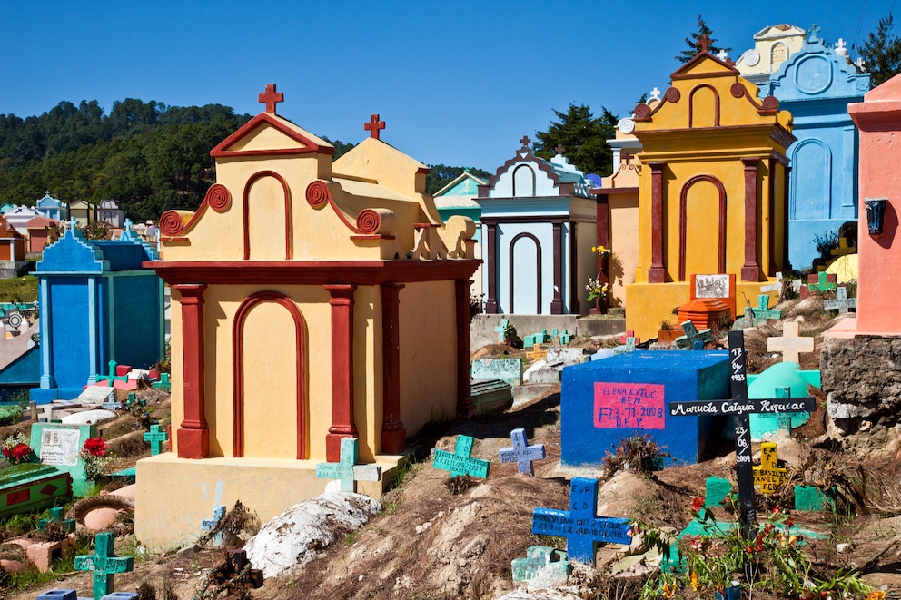 Farbenfroher Totenkult: Der Friedhof von Chichicastenango ist voller bunter Mausoleen und Kreuze