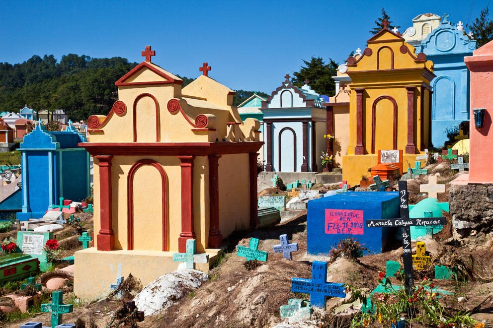  Farbenfroher Totenkult: Der Friedhof von Chichicastenango ist voller bunter Mausoleen und Kreuze