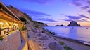 Ein Restaurant an der Cala d'Hort auf Ibiza. Im Hintergrund: die kleine Insel Es Vedra