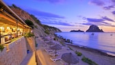 Ein Restaurant an der Cala d'Hort auf Ibiza. Im Hintergrund: die kleine Insel Es Vedra