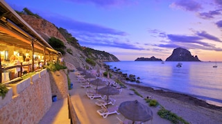 Ein Restaurant an der Cala d'Hort auf Ibiza. Im Hintergrund: die kleine Insel Es Vedra 