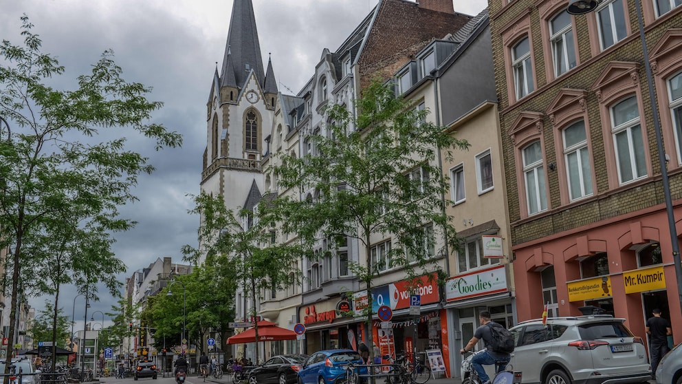 Die Venloer Straße in Köln-Ehrenfeld