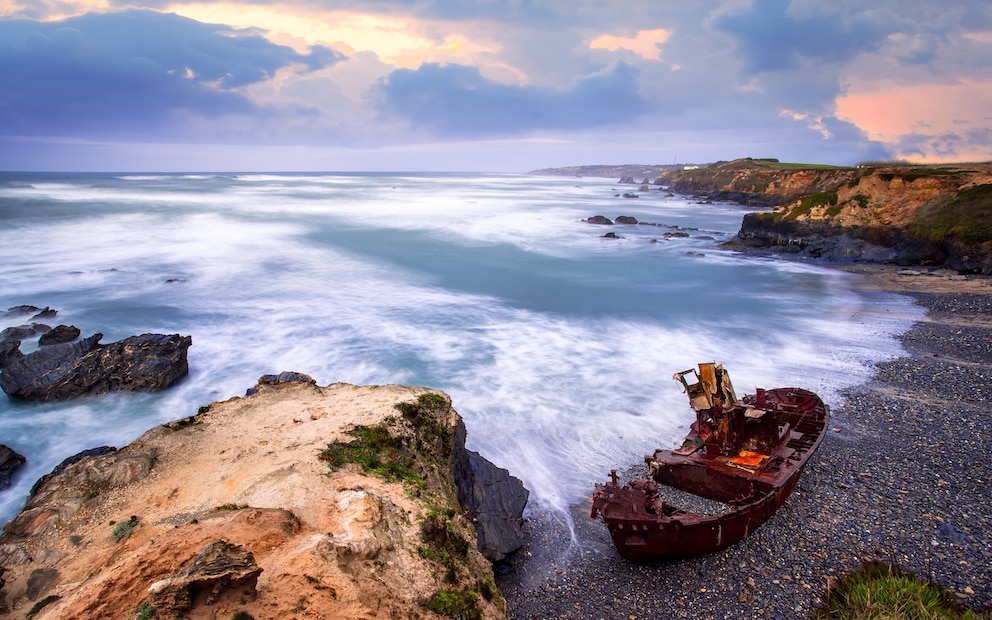 Das rostige Wrack des Schiffs „Klemens“ am Strand Praia do Patacho in Portugal