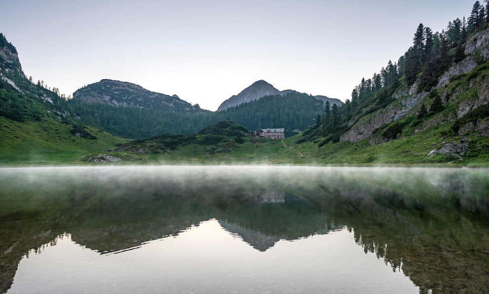 Das Kaerlingerhaus liegt direkt am Funtensee