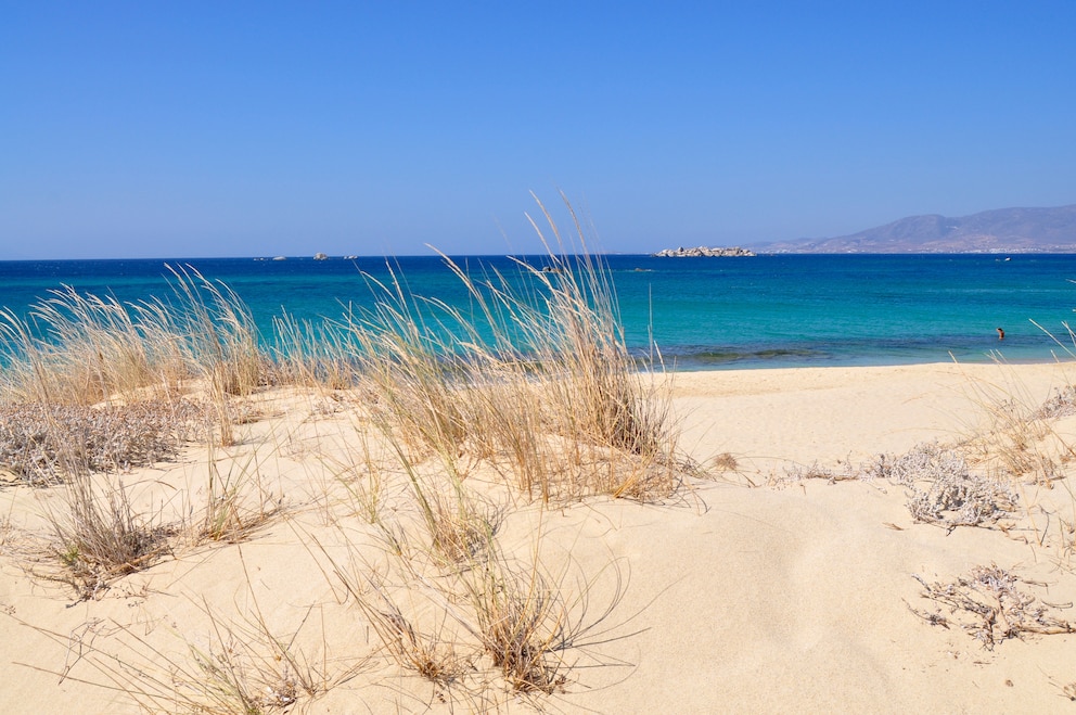 Der Sand am Strand Plaka Beach auf Naxos ist hell und weich